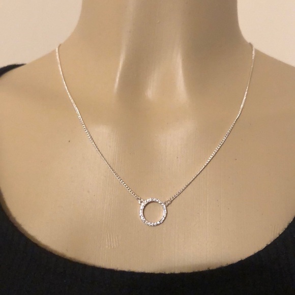 Jewelry - Silver sparkly circle necklace